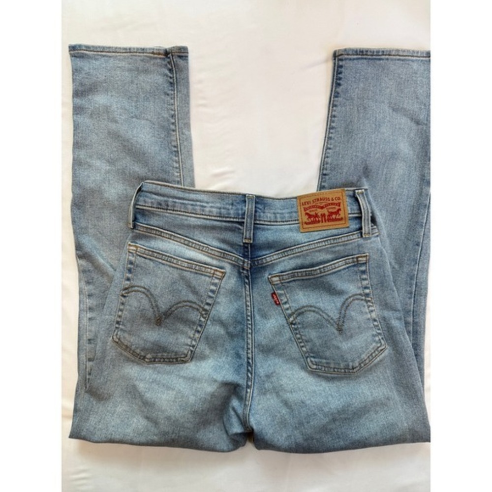 Levis Wedgie Straight Jeans Womens 28 Light Wash Distressed Button Fly Denim